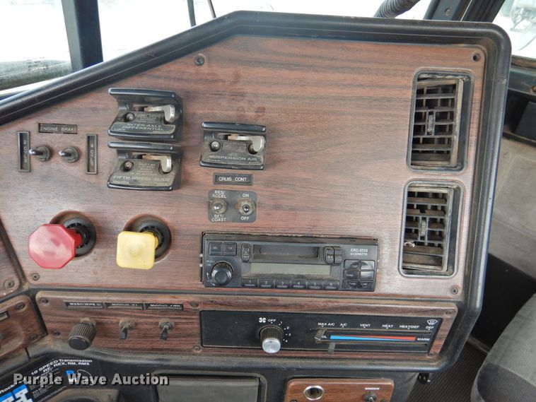 image for item DN0061 2000 Freightliner FLD120  semi truck