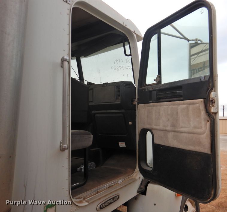 image for item DN0061 2000 Freightliner FLD120  semi truck