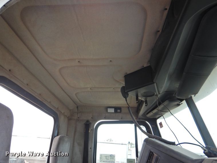 image for item DN0061 2000 Freightliner FLD120  semi truck