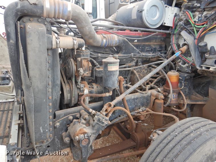 image for item DN0061 2000 Freightliner FLD120  semi truck