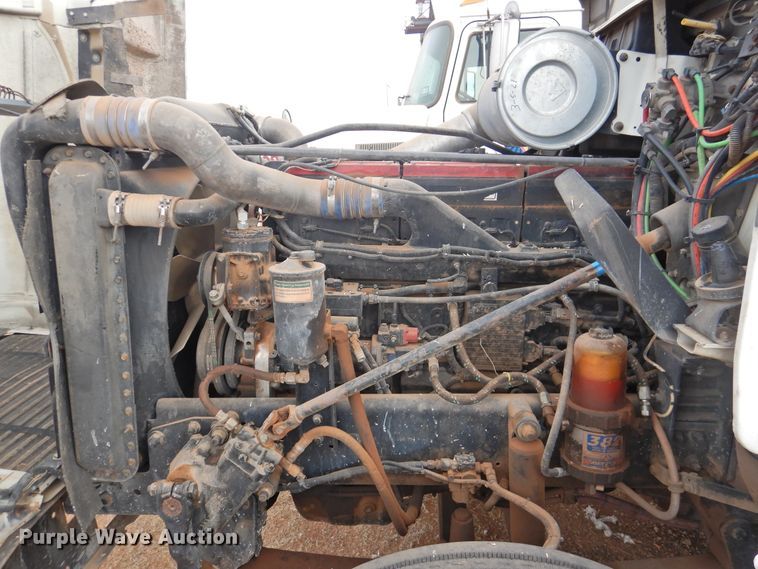 image for item DN0061 2000 Freightliner FLD120  semi truck