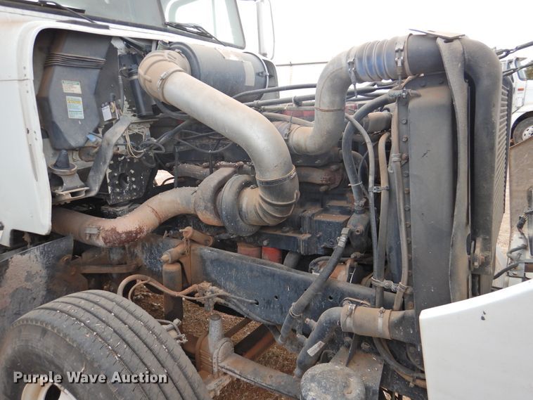 image for item DN0061 2000 Freightliner FLD120  semi truck