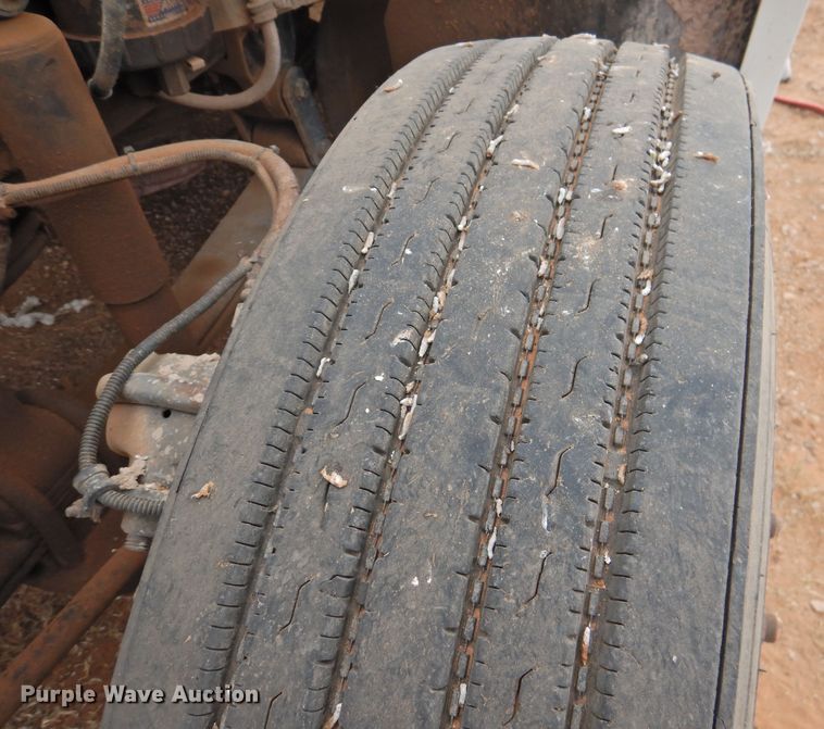 image for item DN0061 2000 Freightliner FLD120  semi truck