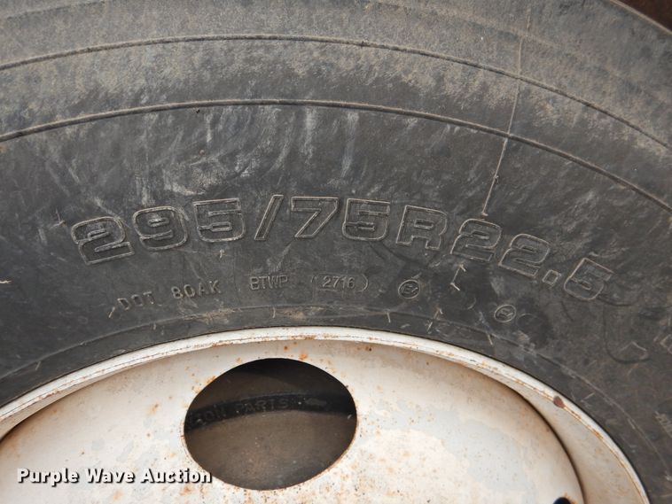 image for item DN0061 2000 Freightliner FLD120  semi truck