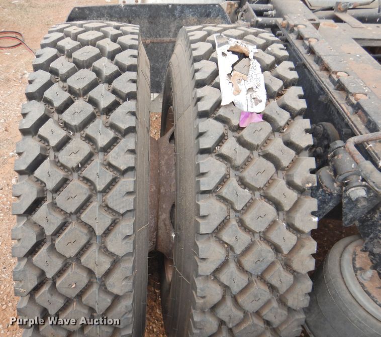 image for item DN0061 2000 Freightliner FLD120  semi truck