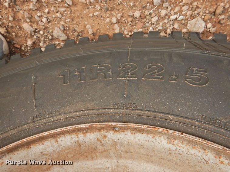 image for item DN0061 2000 Freightliner FLD120  semi truck