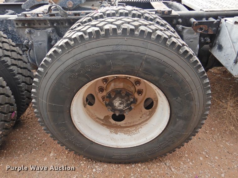 image for item DN0061 2000 Freightliner FLD120  semi truck