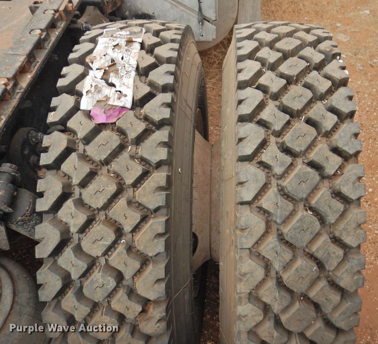 image for item DN0061 2000 Freightliner FLD120  semi truck