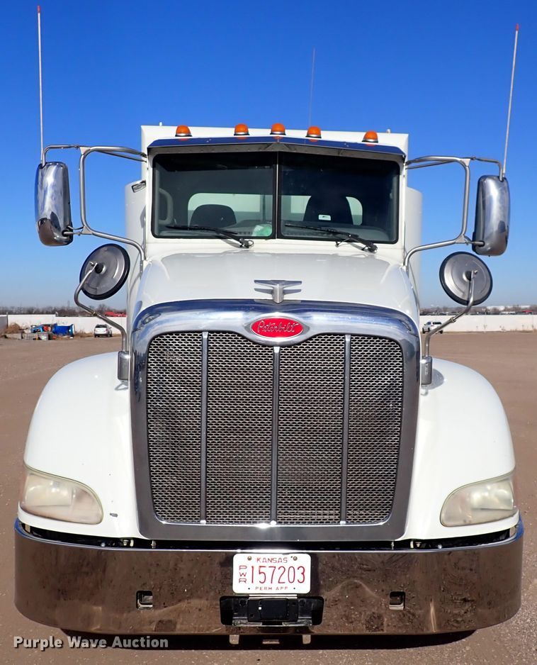 image for item DN2409 2014 Peterbilt 384  semi truck