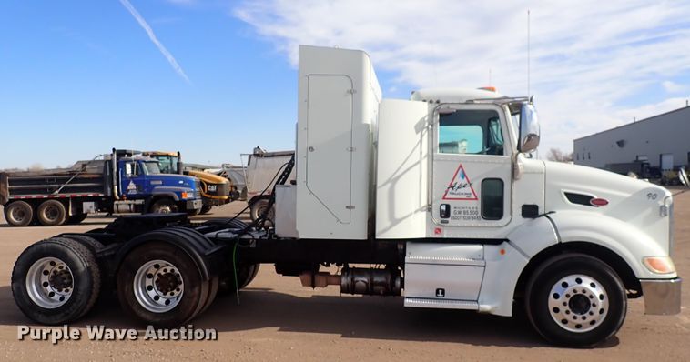 image for item DN2409 2014 Peterbilt 384  semi truck