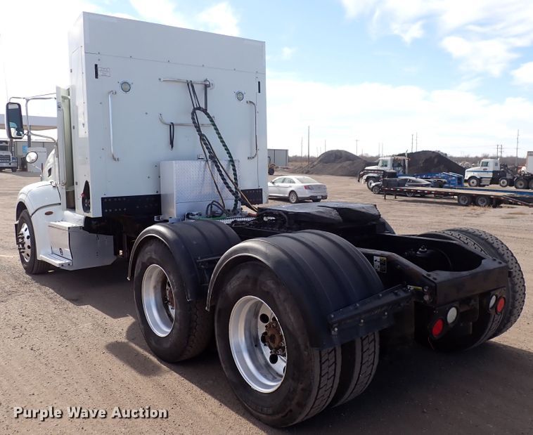 image for item DN2409 2014 Peterbilt 384  semi truck