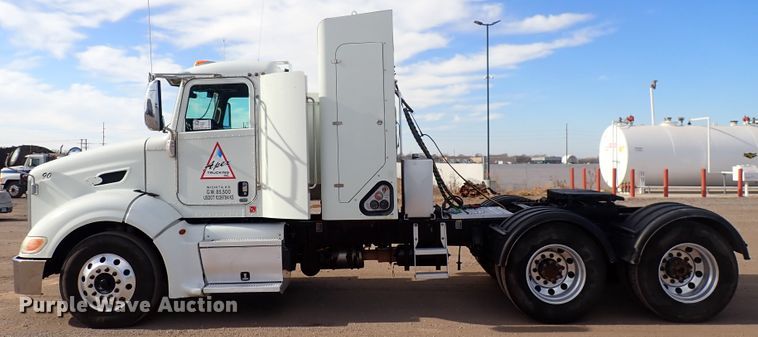image for item DN2409 2014 Peterbilt 384  semi truck