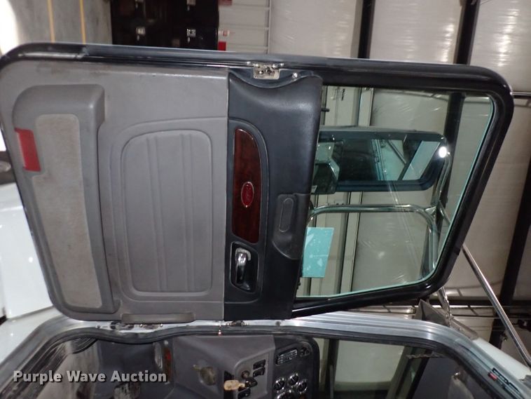 image for item DN2409 2014 Peterbilt 384  semi truck