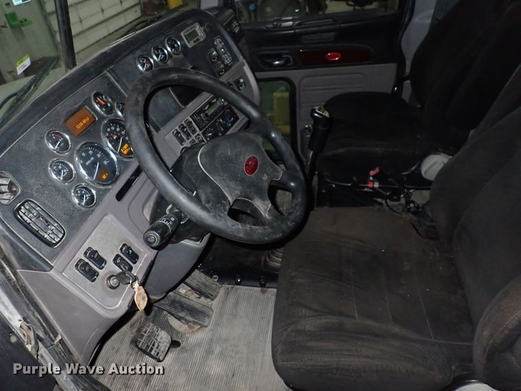 image for item DN2409 2014 Peterbilt 384  semi truck