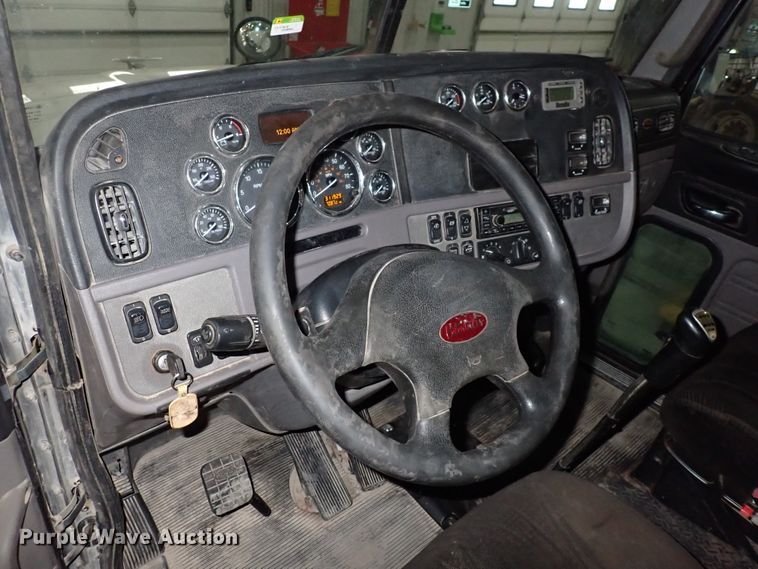 image for item DN2409 2014 Peterbilt 384  semi truck