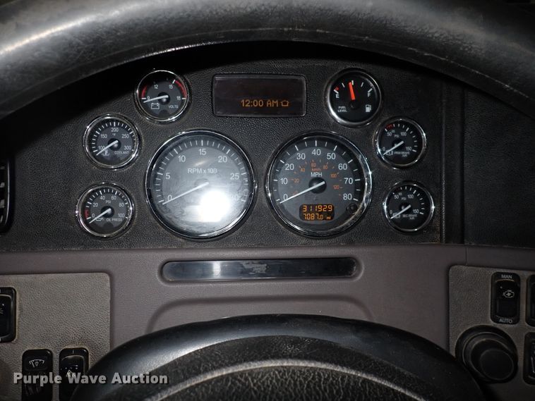 image for item DN2409 2014 Peterbilt 384  semi truck