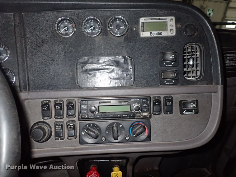 image for item DN2409 2014 Peterbilt 384  semi truck