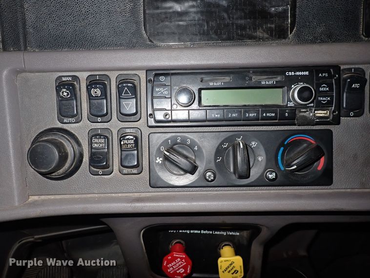 image for item DN2409 2014 Peterbilt 384  semi truck