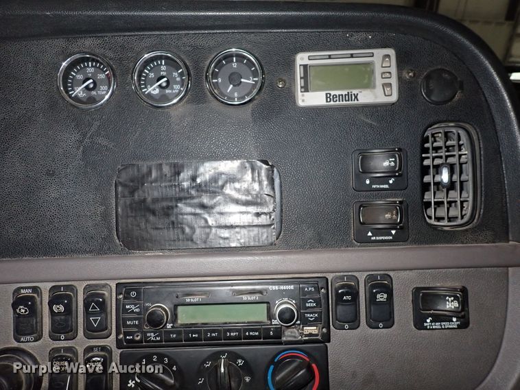 image for item DN2409 2014 Peterbilt 384  semi truck