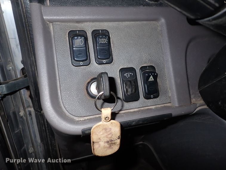 image for item DN2409 2014 Peterbilt 384  semi truck