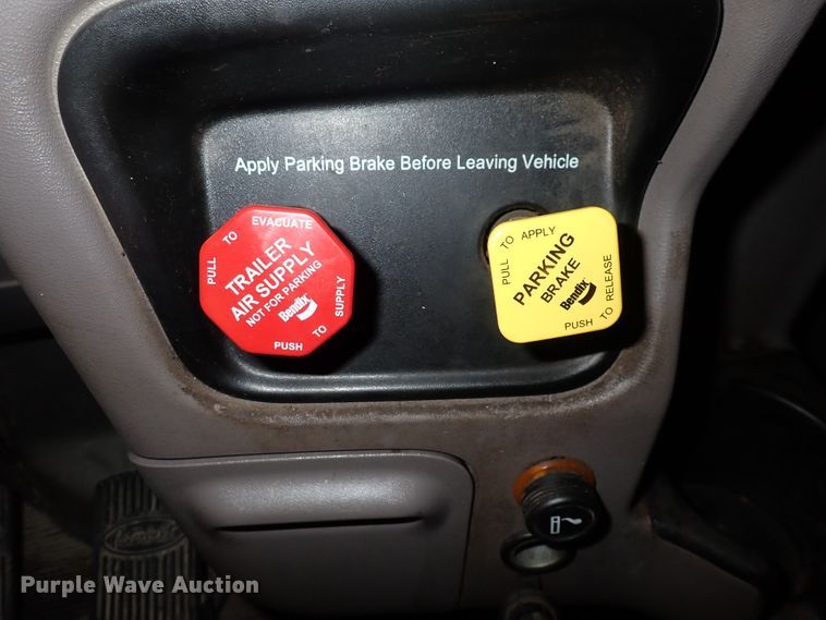 image for item DN2409 2014 Peterbilt 384  semi truck