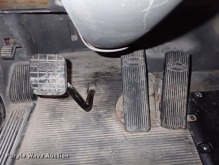 image for item DN2409 2014 Peterbilt 384  semi truck