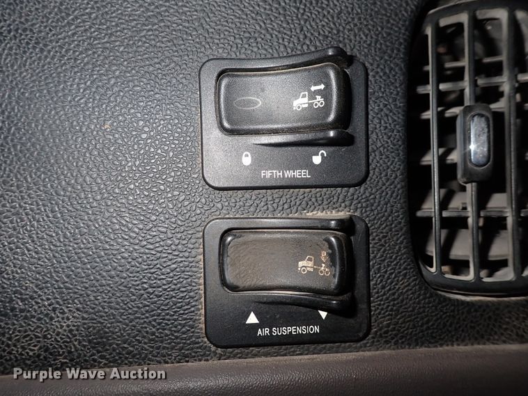 image for item DN2409 2014 Peterbilt 384  semi truck