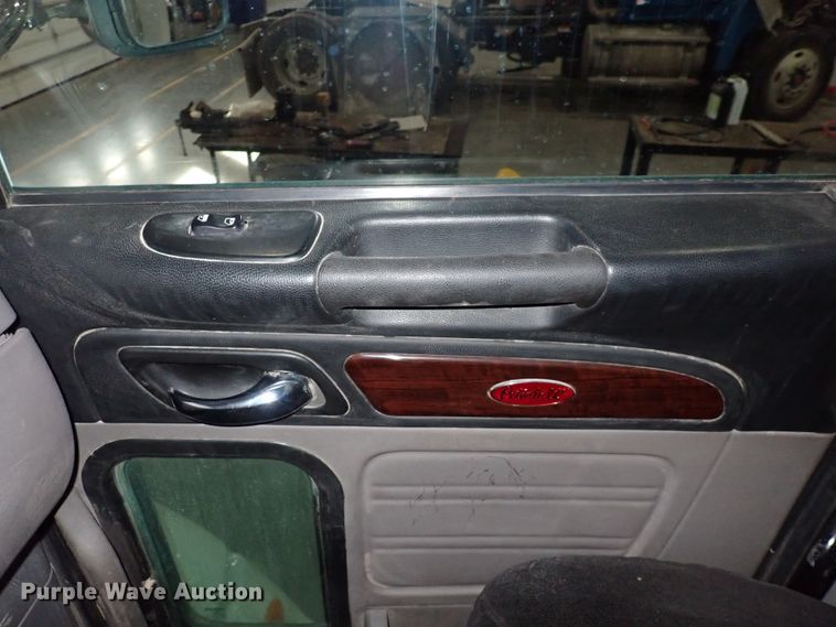 image for item DN2409 2014 Peterbilt 384  semi truck