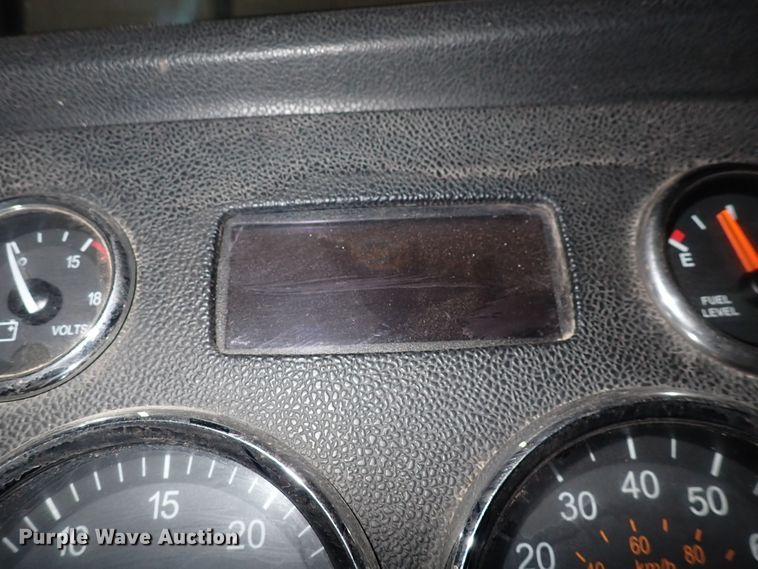 image for item DN2409 2014 Peterbilt 384  semi truck