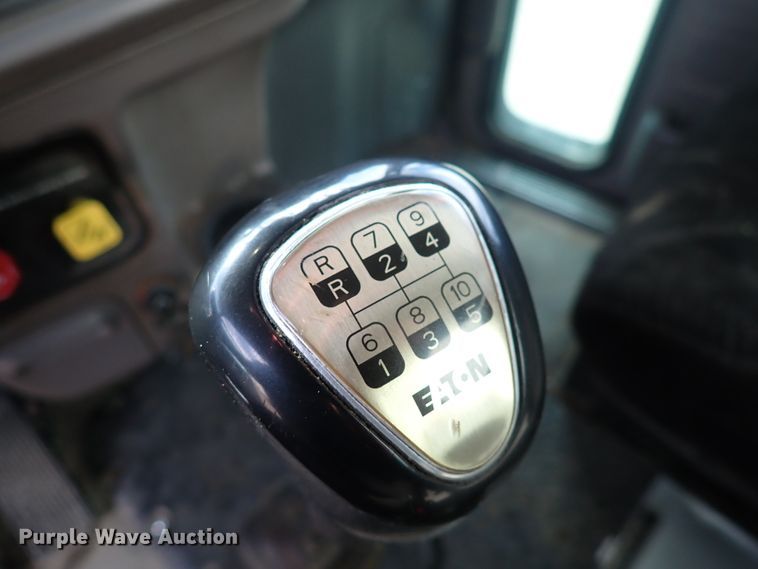 image for item DN2409 2014 Peterbilt 384  semi truck