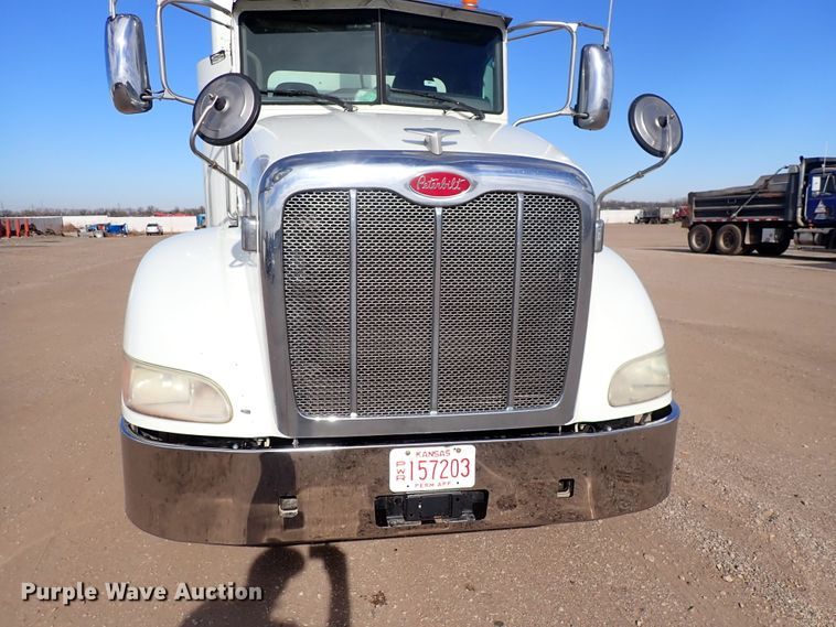 image for item DN2409 2014 Peterbilt 384  semi truck