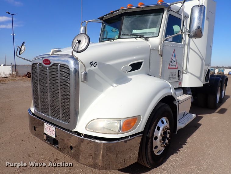 image for item DN2409 2014 Peterbilt 384  semi truck