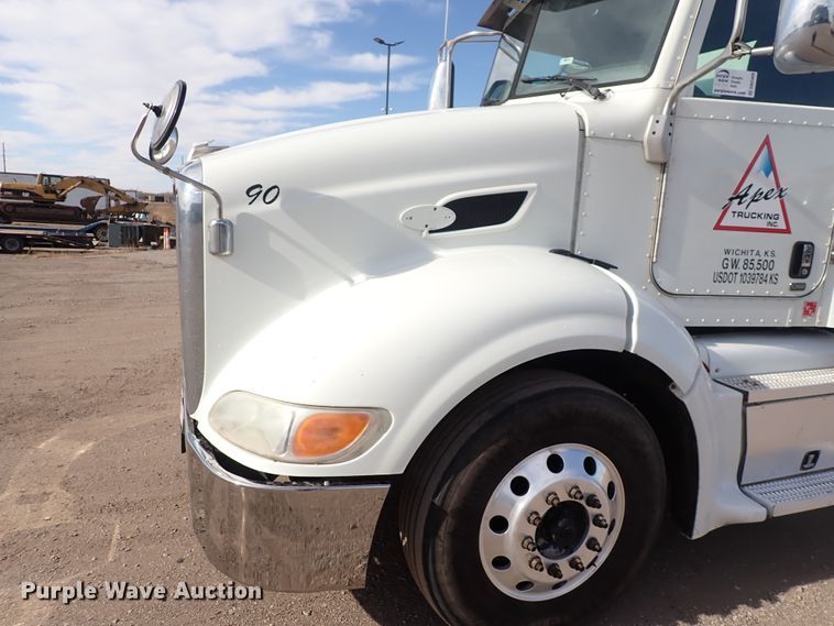 image for item DN2409 2014 Peterbilt 384  semi truck