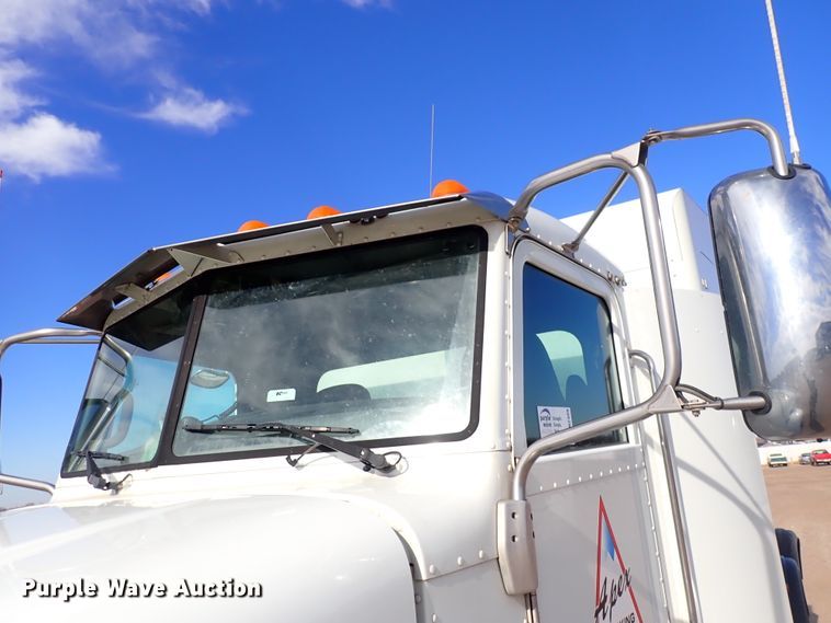 image for item DN2409 2014 Peterbilt 384  semi truck