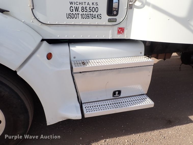 image for item DN2409 2014 Peterbilt 384  semi truck