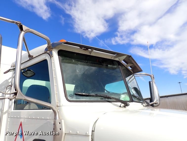 image for item DN2409 2014 Peterbilt 384  semi truck
