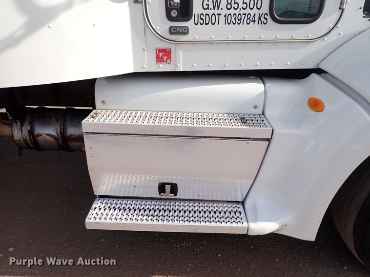 image for item DN2409 2014 Peterbilt 384  semi truck