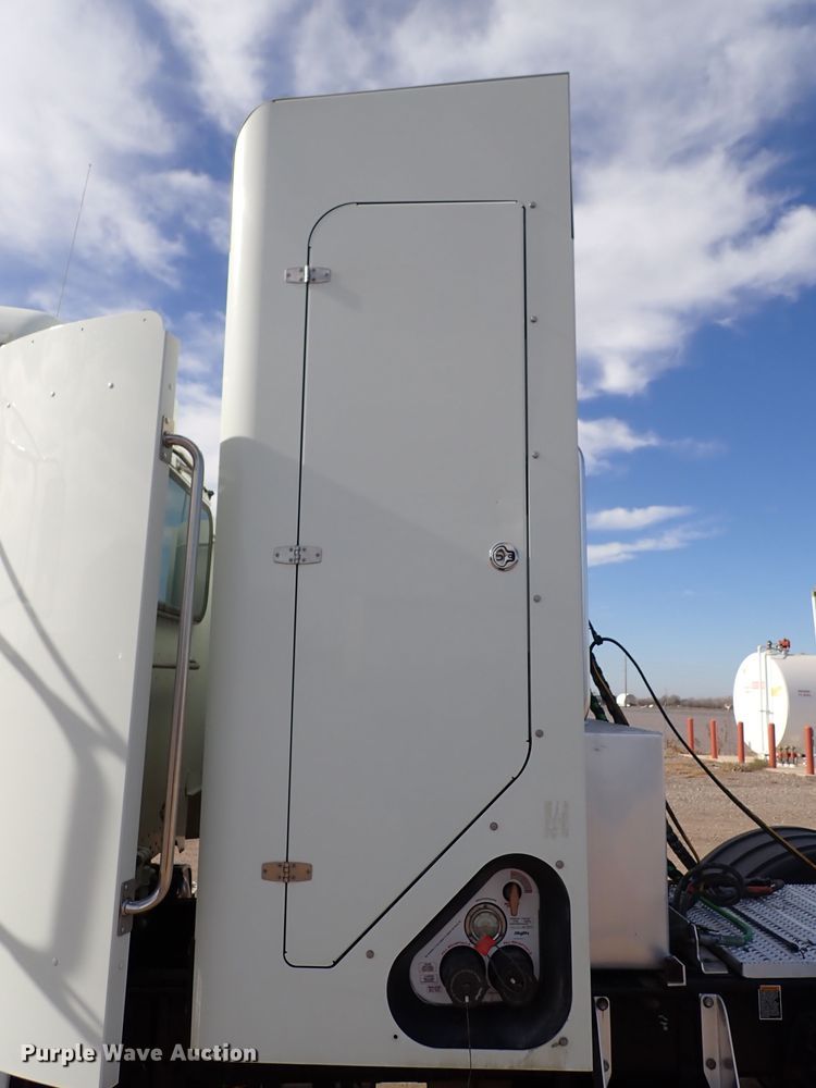 image for item DN2409 2014 Peterbilt 384  semi truck