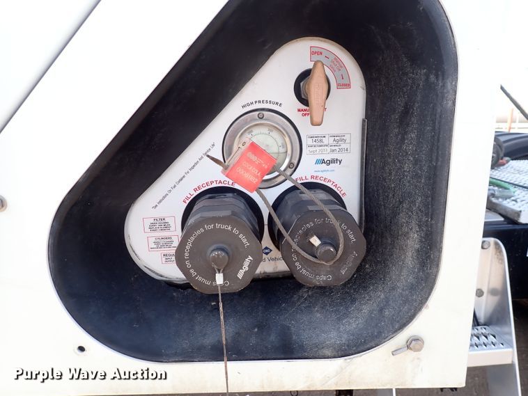 image for item DN2409 2014 Peterbilt 384  semi truck