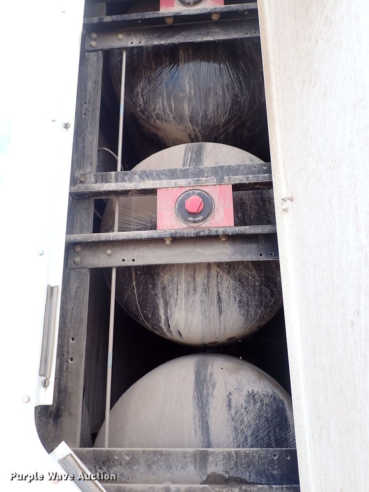 image for item DN2409 2014 Peterbilt 384  semi truck