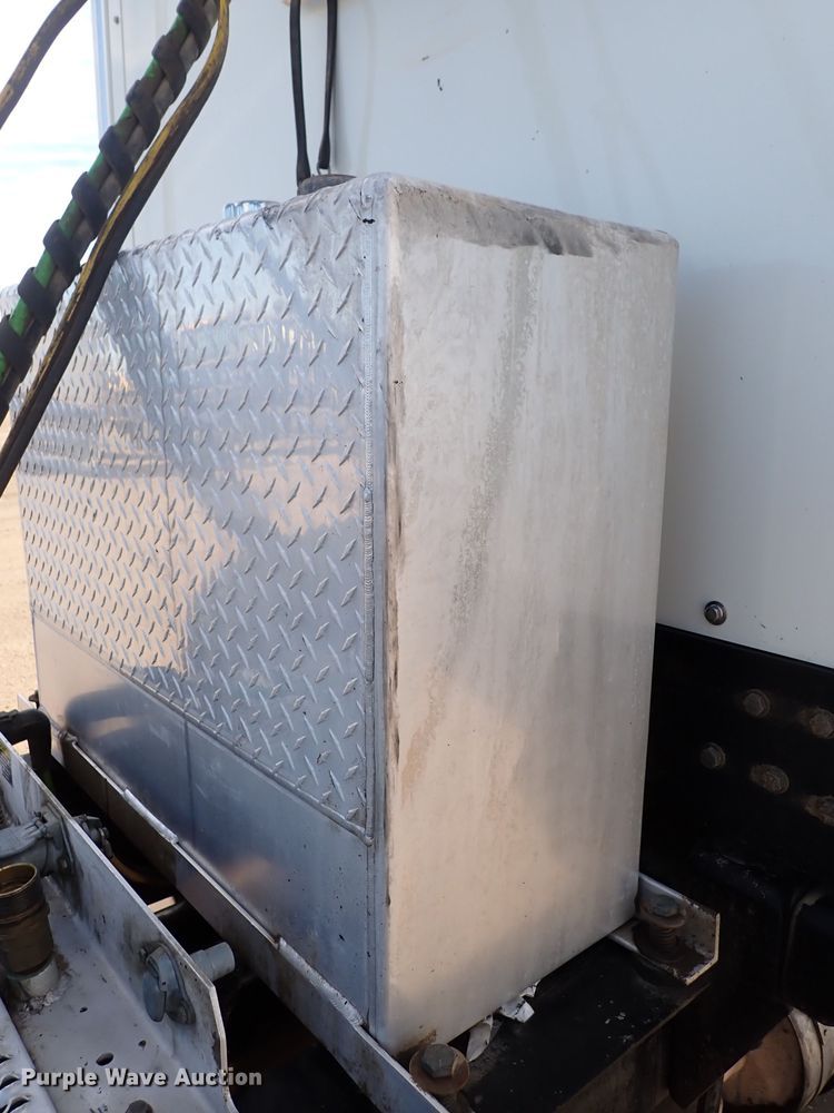 image for item DN2409 2014 Peterbilt 384  semi truck