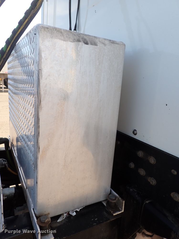 image for item DN2409 2014 Peterbilt 384  semi truck