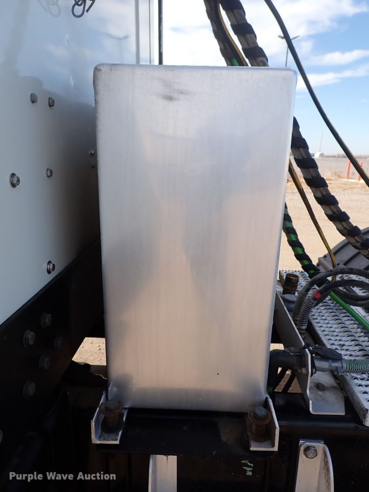 image for item DN2409 2014 Peterbilt 384  semi truck