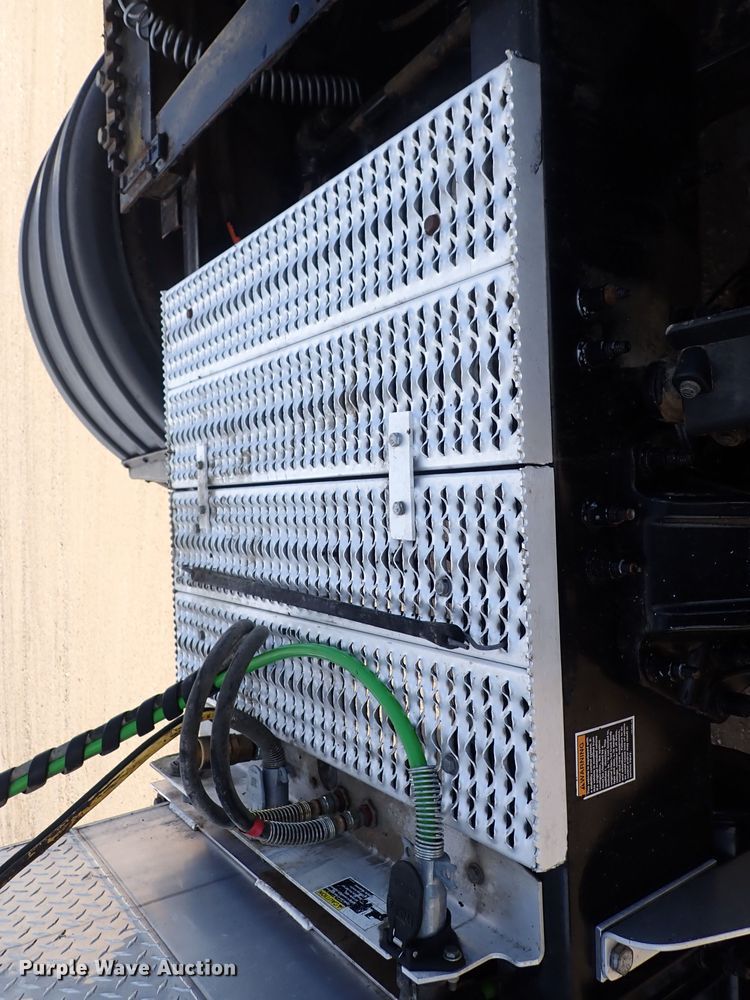 image for item DN2409 2014 Peterbilt 384  semi truck