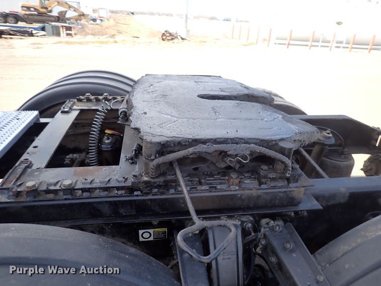 image for item DN2409 2014 Peterbilt 384  semi truck