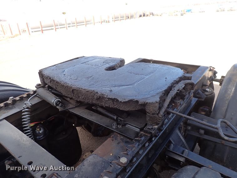 image for item DN2409 2014 Peterbilt 384  semi truck