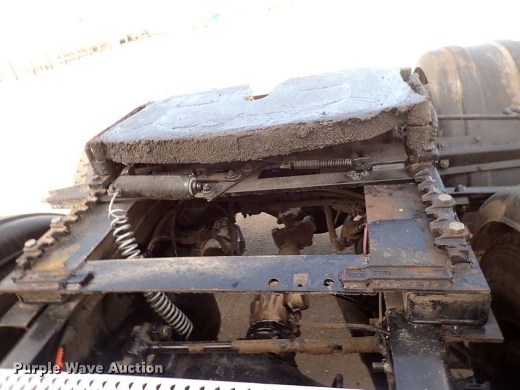 image for item DN2409 2014 Peterbilt 384  semi truck