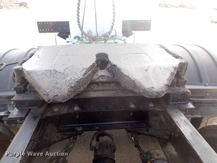 image for item DN2409 2014 Peterbilt 384  semi truck