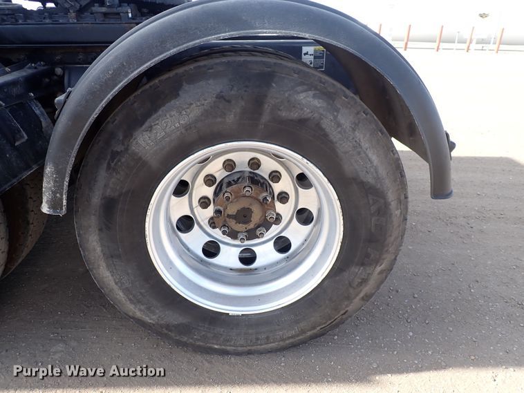 image for item DN2409 2014 Peterbilt 384  semi truck