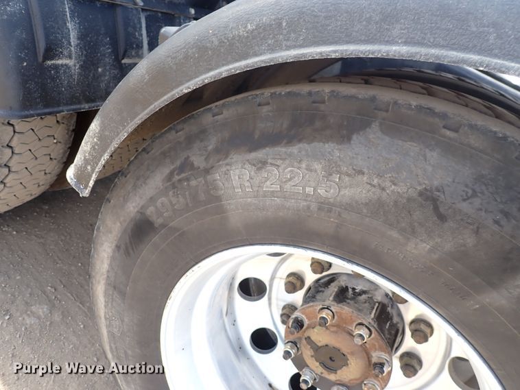 image for item DN2409 2014 Peterbilt 384  semi truck